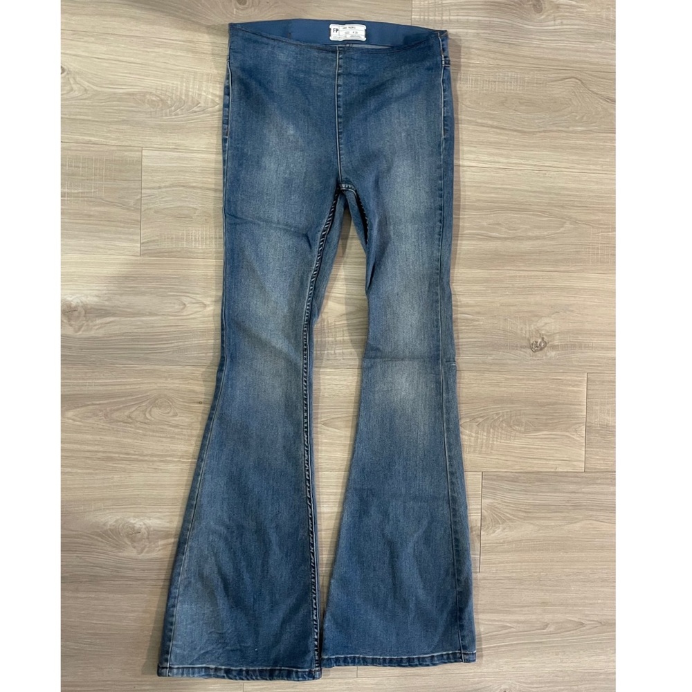 FREE PEOPLE flare Jean with spandex waist. Size 29